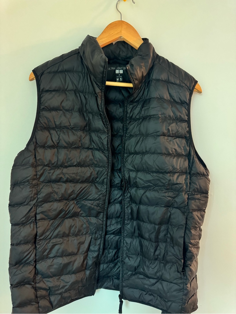 Uniqlo Ultra Light Down Puffer Vest Black Size Medium with Carrying Pouch